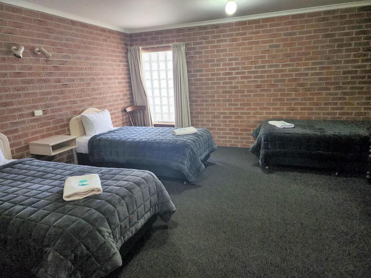 Country Roads Motor Motel 3*